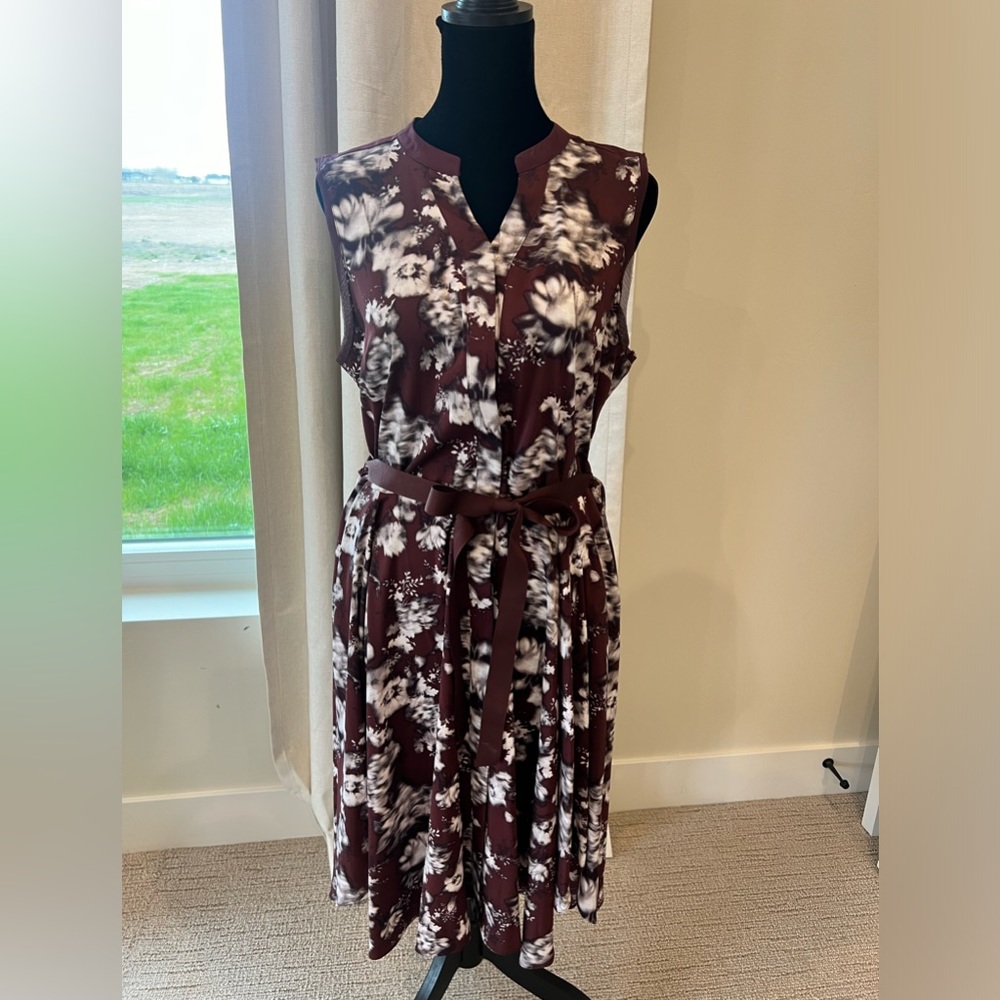 Women’s Simply Vera sleeveless dress, size medium.